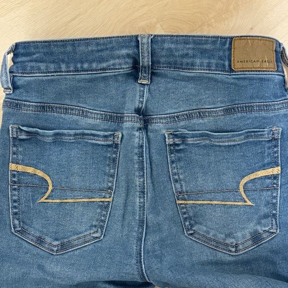 AMERICAN EAGLE Distressed light blue jeans, size 2 - Picture 3 of 8